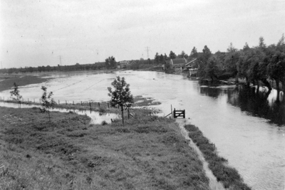 842671 Gezicht op overstroomde Kromme Rijn bij Bunnik, vanaf het viaduct in de Rijksweg 12 naar het zuidoosten.